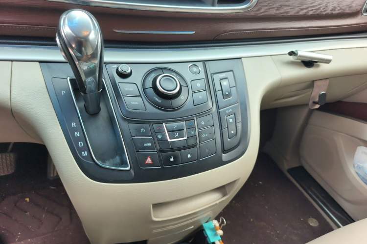 Used Buick GL8 2018 28T Comfort Model China VI Standard Gear Lever
