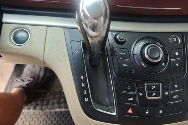 Used Buick GL8 2018 28T Luxury Model China VI Standard Gear Lever