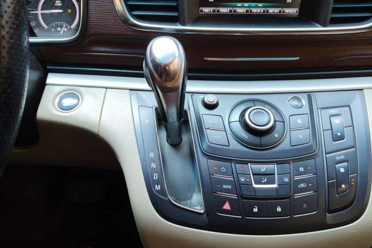 Used Buick GL8 2018 28T Comfort Model China VI Standard Gear Lever
