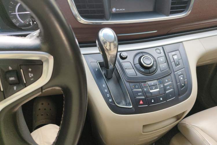 Used Buick GL8 2018 28T Luxury Model China VI Standard Gear Lever