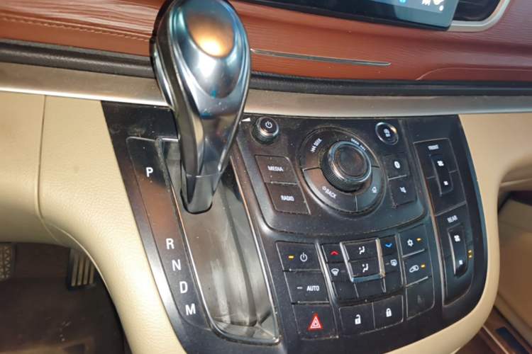 Used Buick GL8 2018 28T Comfort Model China VI Standard Gear Lever