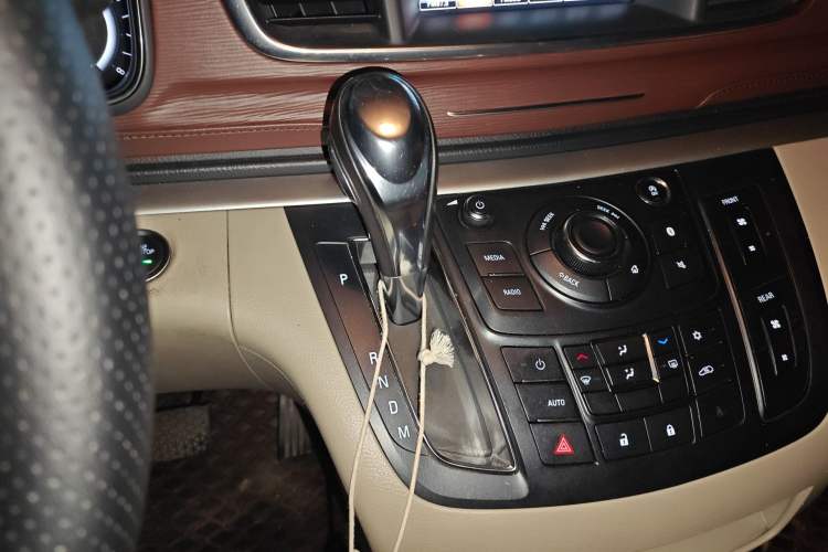 Used Buick GL8 2018 28T Luxury Model China VI Standard Gear Lever