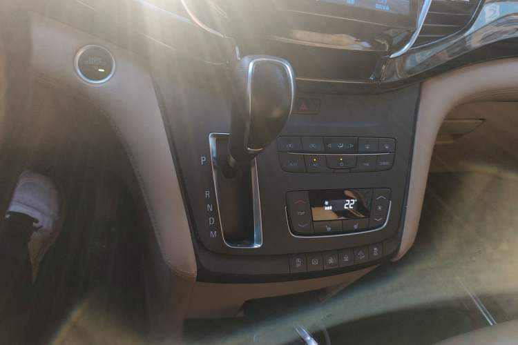 Used Buick GL8 2018 ES 28T Premium Model China VI Standard Gear Lever