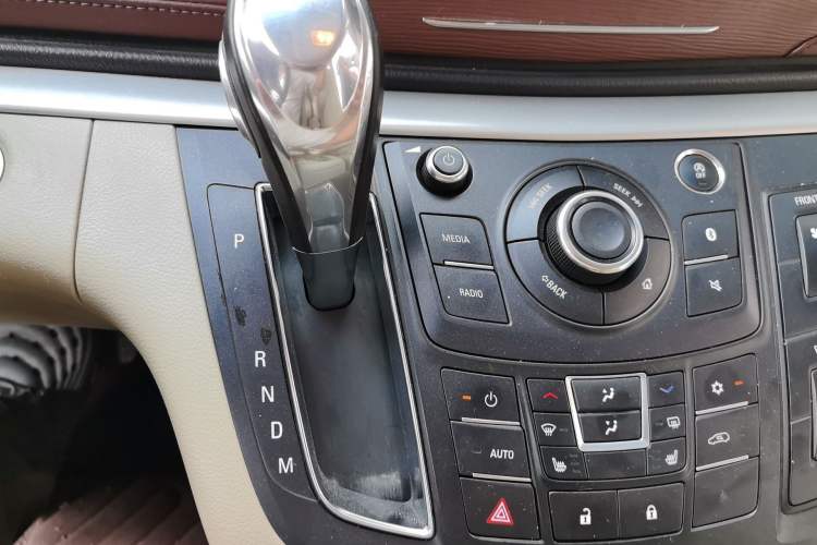 Used Buick GL8 2018 28T Prestige Version China VI Standard Gear Lever