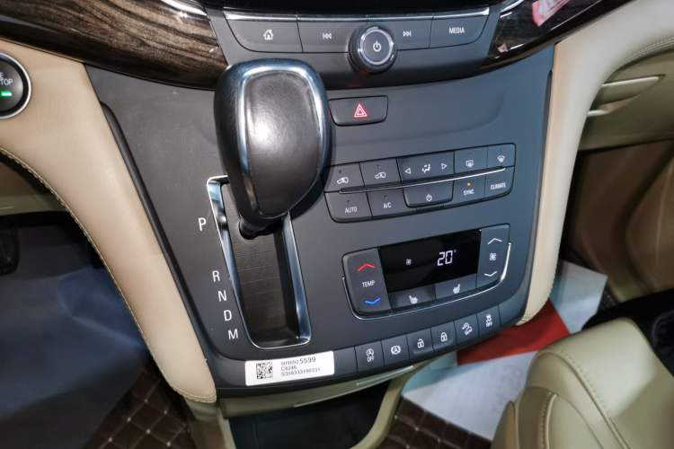 Used Buick GL8 2018 ES 28T Premium Model China VI Standard Gear Lever