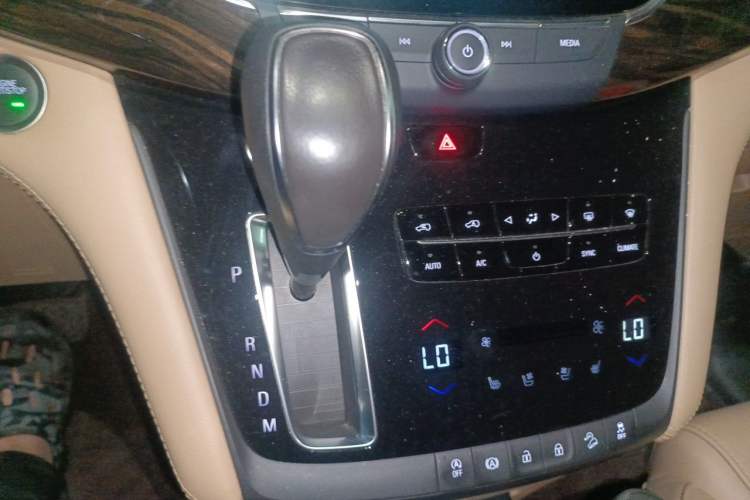 Used Buick GL8 2018 ES 28T Flagship Model China VI Standard Gear Lever
