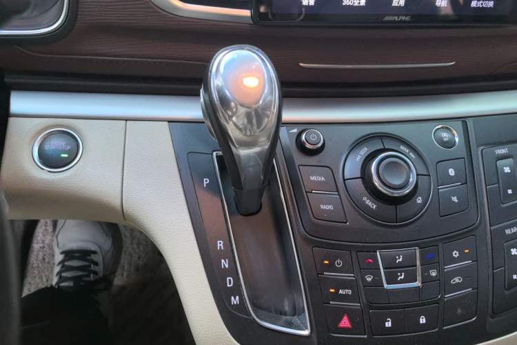 Used Buick GL8 2018 28T Luxury Model China VI Standard Gear Lever