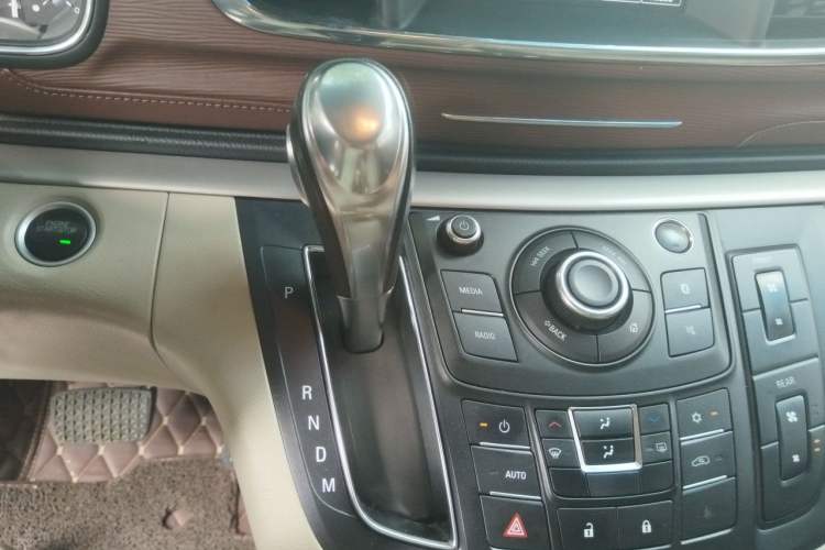 Used Buick GL8 2018 28T Luxury Model China VI Standard Gear Lever