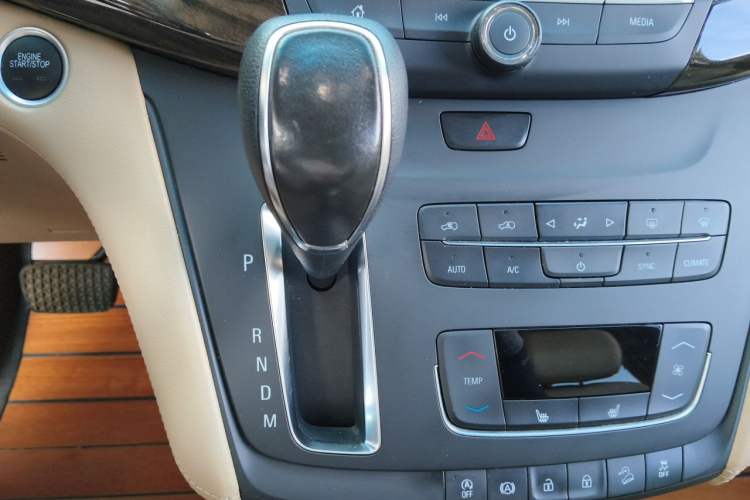 Used Buick GL8 2018 ES 28T Premium Model China VI Standard Gear Lever