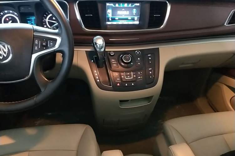 Used Buick GL8 2018 28T Luxury Model China VI Standard Gear Lever