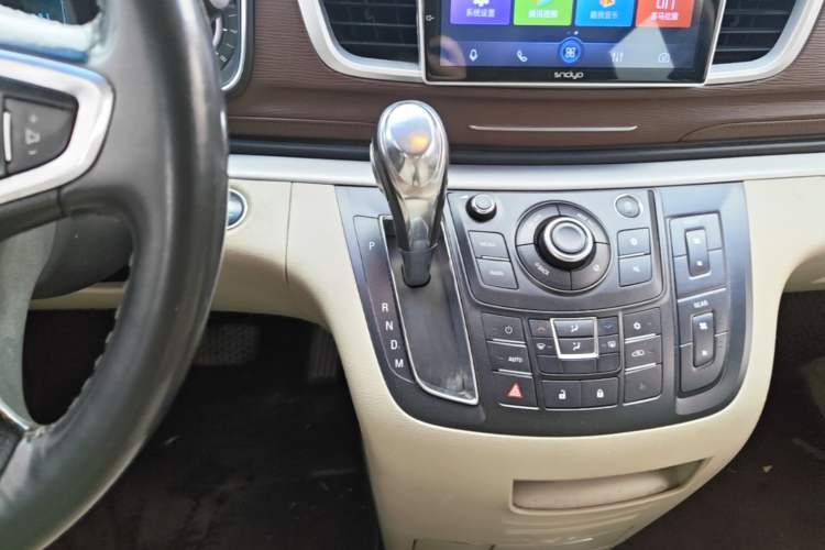 Used Buick GL8 2018 28T Luxury Model China VI Standard Gear Lever