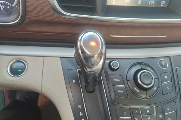 Used Buick GL8 2018 28T Comfort Model China VI Standard Gear Lever