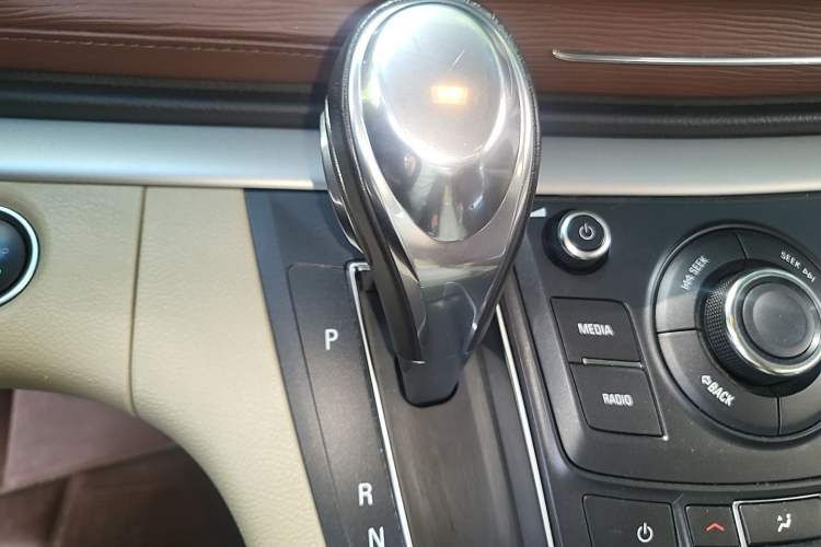 Used Buick GL8 2018 28T Luxury Model China VI Standard Gear Lever