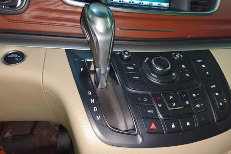 Used Buick GL8 2018 28T Luxury Model China VI Standard Gear Lever