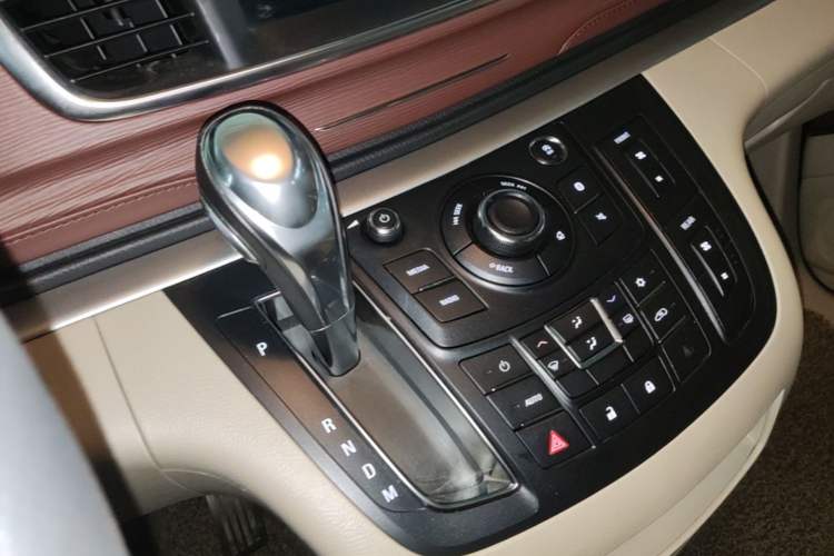 Used Buick GL8 2018 28T Comfort Model China VI Standard Gear Lever