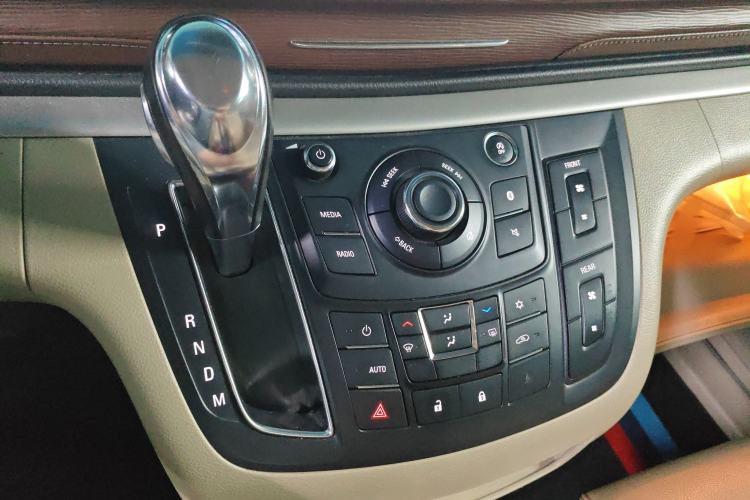 Used Buick GL8 2018 28T Comfort Model China VI Standard Gear Lever