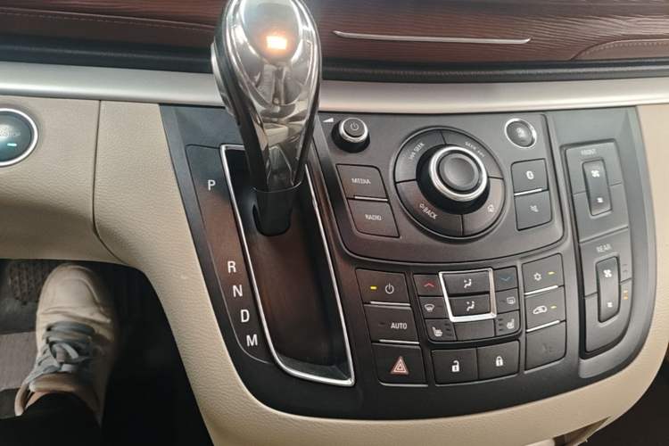 Used Buick GL8 2018 28T Prestige Version China VI Standard Gear Lever