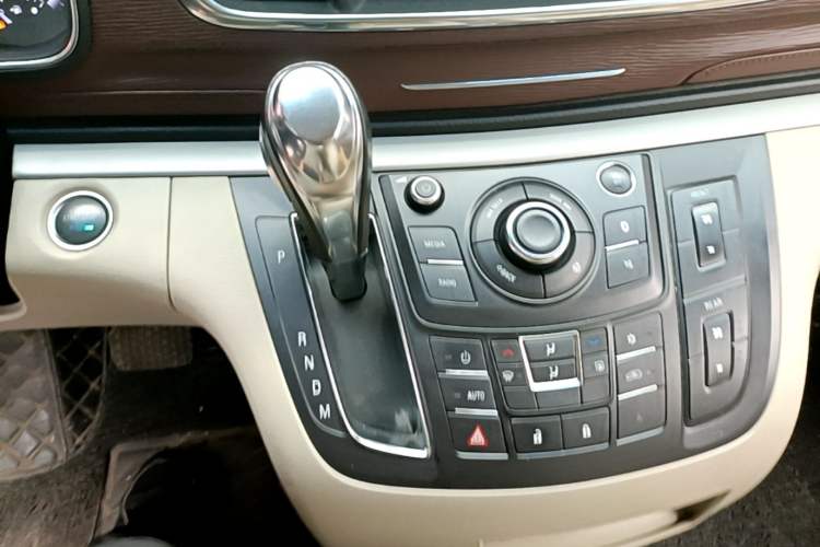 Used Buick GL8 2018 28T Luxury Model China VI Standard Gear Lever