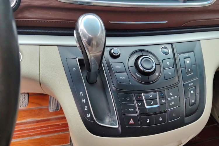 Used Buick GL8 2018 28T Luxury Model China VI Standard Gear Lever