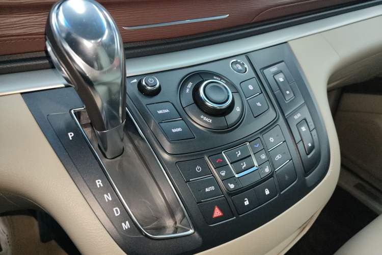Used Buick GL8 2018 28T Prestige Version China VI Standard Gear Lever