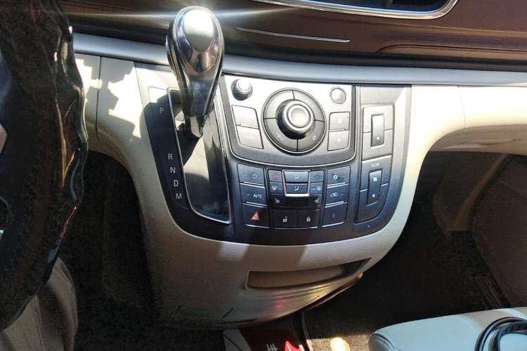 Used Buick GL8 2018 28T Luxury Model China VI Standard Gear Lever