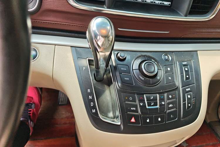 Used Buick GL8 2018 28T Luxury Model China VI Standard Gear Lever