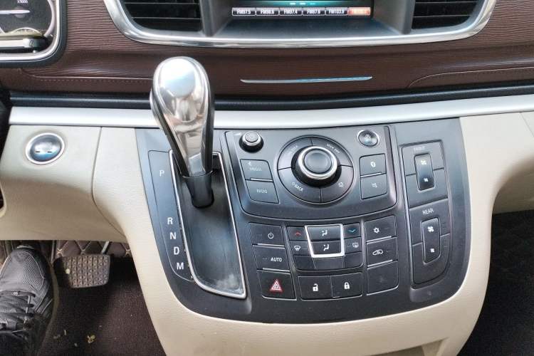 Used Buick GL8 2018 28T Luxury Model China VI Standard Gear Lever