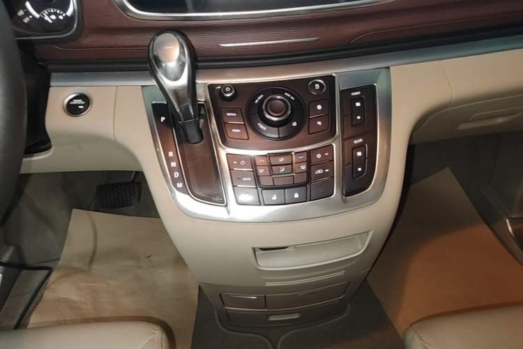 Used Buick GL8 2018 28T Luxury Model China VI Standard Gear Lever