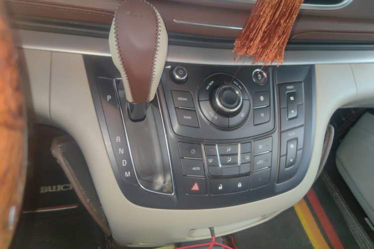 Used Buick GL8 2018 28T Luxury Model China VI Standard Gear Lever