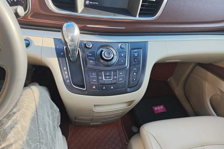 Used Buick GL8 2018 28T Luxury Model China VI Standard Gear Lever