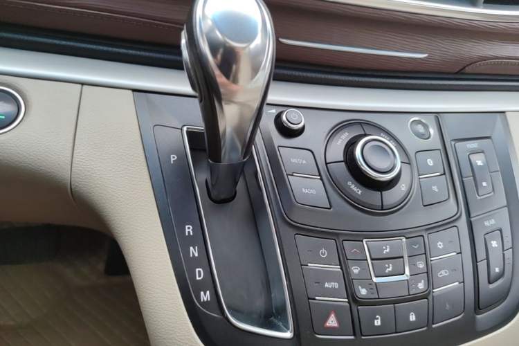 Used Buick GL8 2018 28T Prestige Version China VI Standard Gear Lever