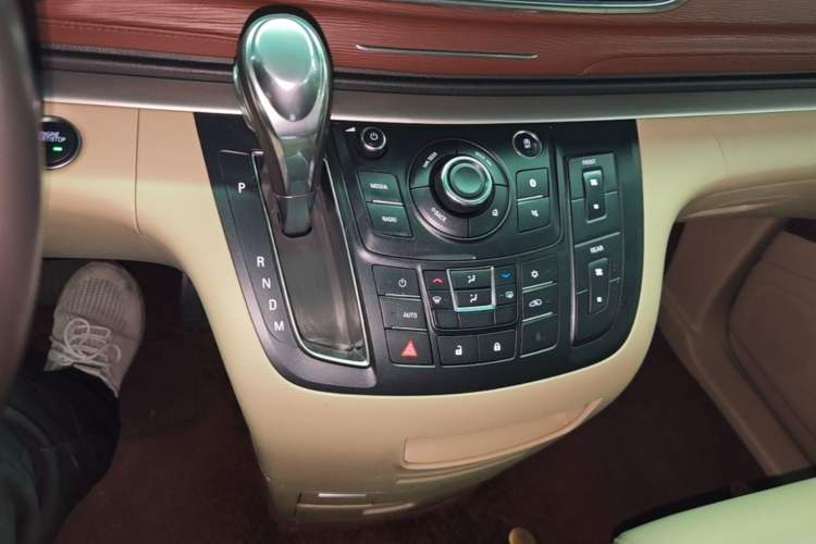 Used Buick GL8 2018 28T Luxury Model China VI Standard Gear Lever