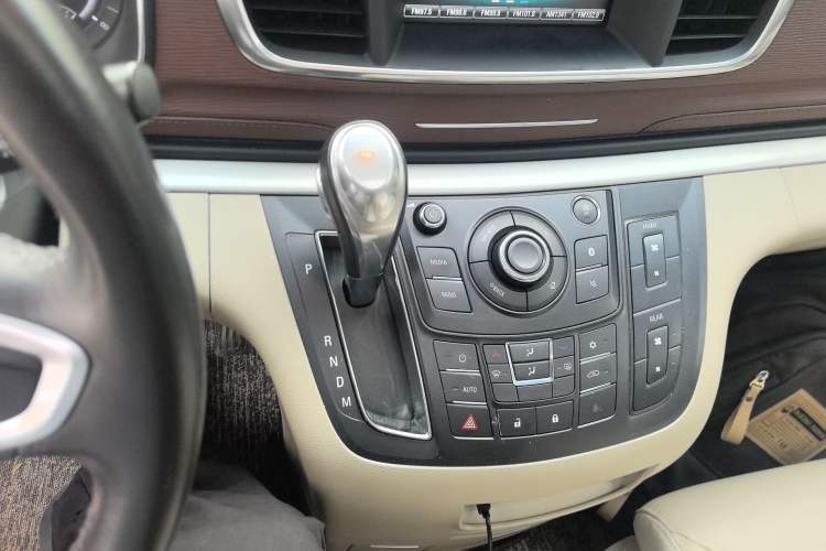 Used Buick GL8 2018 28T Luxury Model China VI Standard Gear Lever