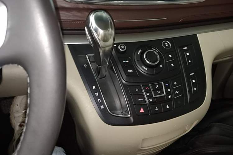 Used Buick GL8 2018 28T Prestige Version China VI Standard Gear Lever
