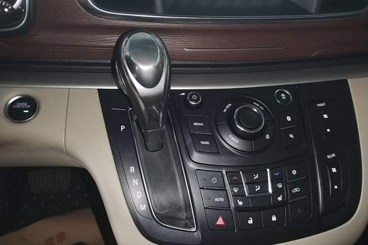 Used Buick GL8 2018 28T Prestige Version China VI Standard Gear Lever