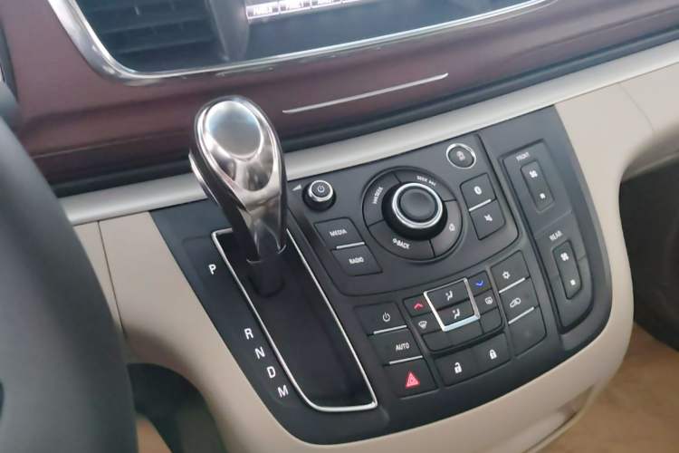 Used Buick GL8 2018 28T Luxury Model China VI Standard Gear Lever