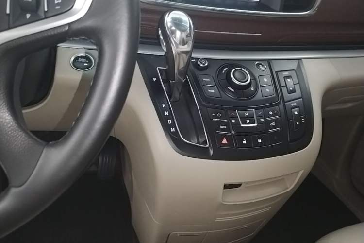 Used Buick GL8 2018 28T Luxury Model China VI Standard Gear Lever