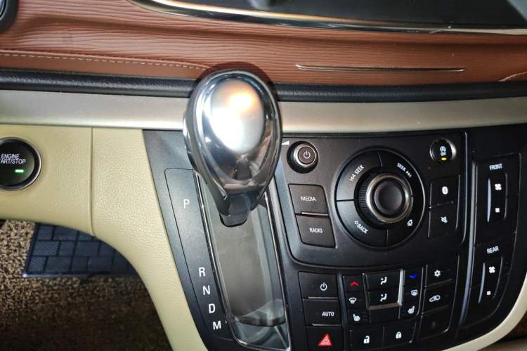 Used Buick GL8 2018 28T Prestige Version China VI Standard Gear Lever