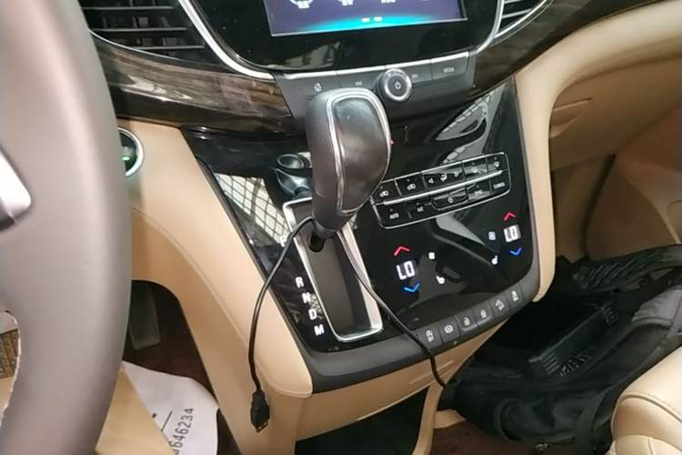 Used Buick GL8 2018 ES 28T Luxury Model China VI Standard Gear Lever