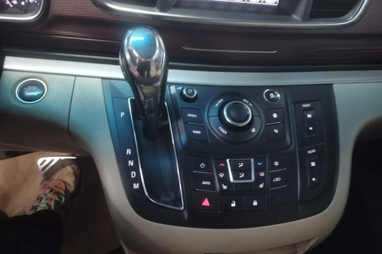 Used Buick GL8 2018 28T Prestige Version China VI Standard Gear Lever