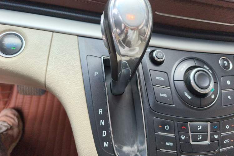 Used Buick GL8 2018 28T Luxury Model China VI Standard Gear Lever