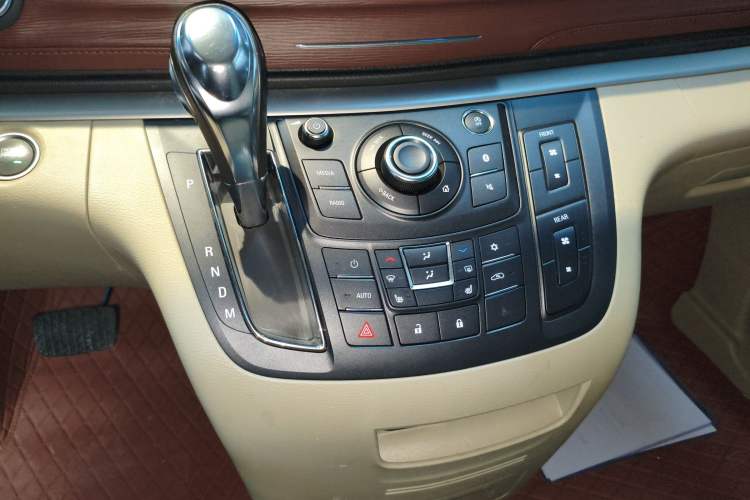 Used Buick GL8 2018 28T Prestige Version China VI Standard Gear Lever