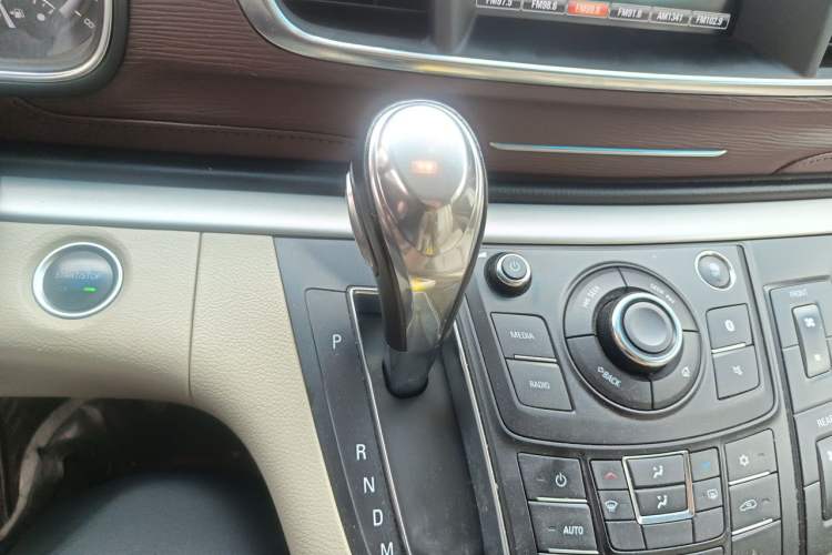 Used Buick GL8 2018 28T Luxury Model China VI Standard Gear Lever