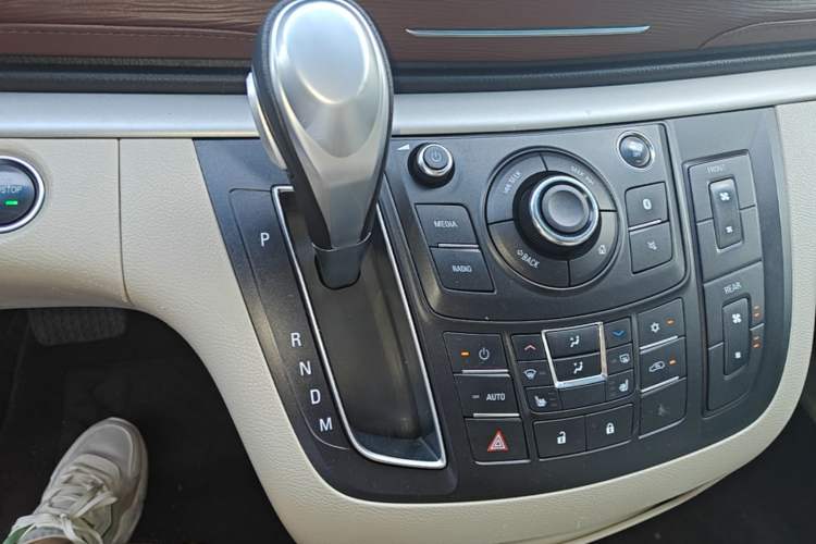 Used Buick GL8 2018 28T Prestige Version China VI Standard Gear Lever