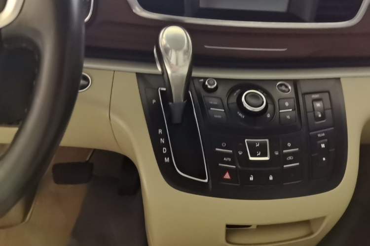 Used Buick GL8 2018 28T Luxury Model China VI Standard Gear Lever