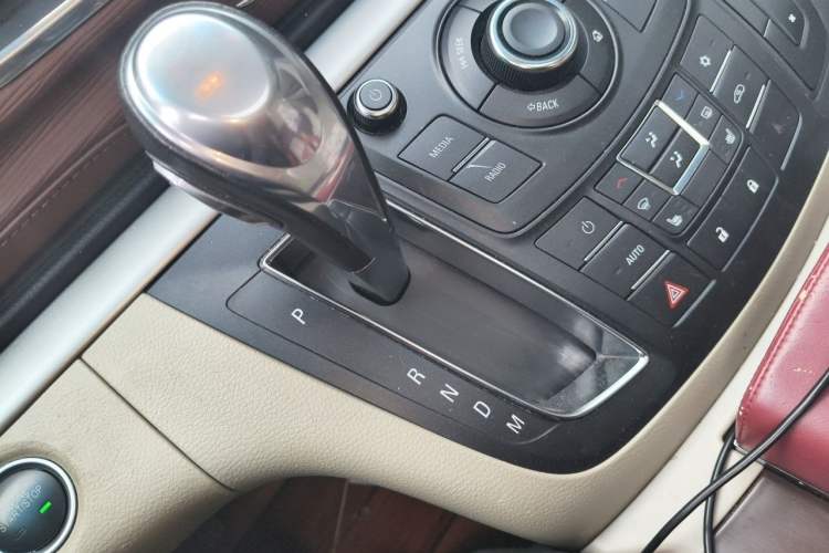 Used Buick GL8 2018 28T Prestige Version China VI Standard Gear Lever
