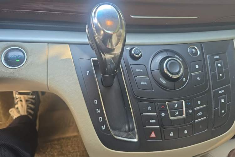 Used Buick GL8 2018 28T Luxury Model China VI Standard Gear Lever