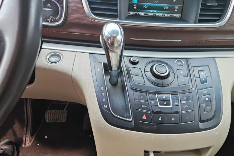 Used Buick GL8 2018 28T Luxury Model China VI Standard Gear Lever