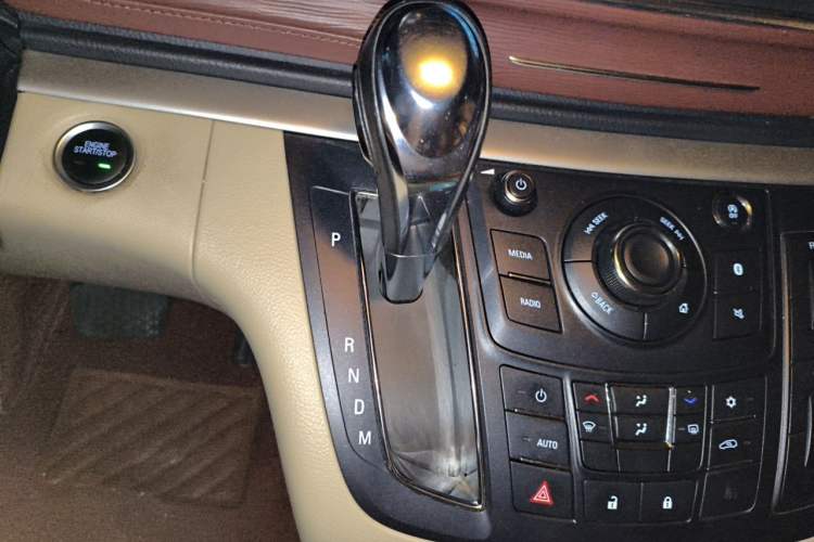 Used Buick GL8 2018 28T Luxury Model China VI Standard Gear Lever