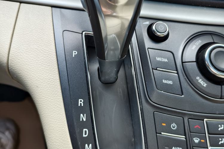 Used Buick GL8 2018 28T Luxury Model China VI Standard Gear Lever